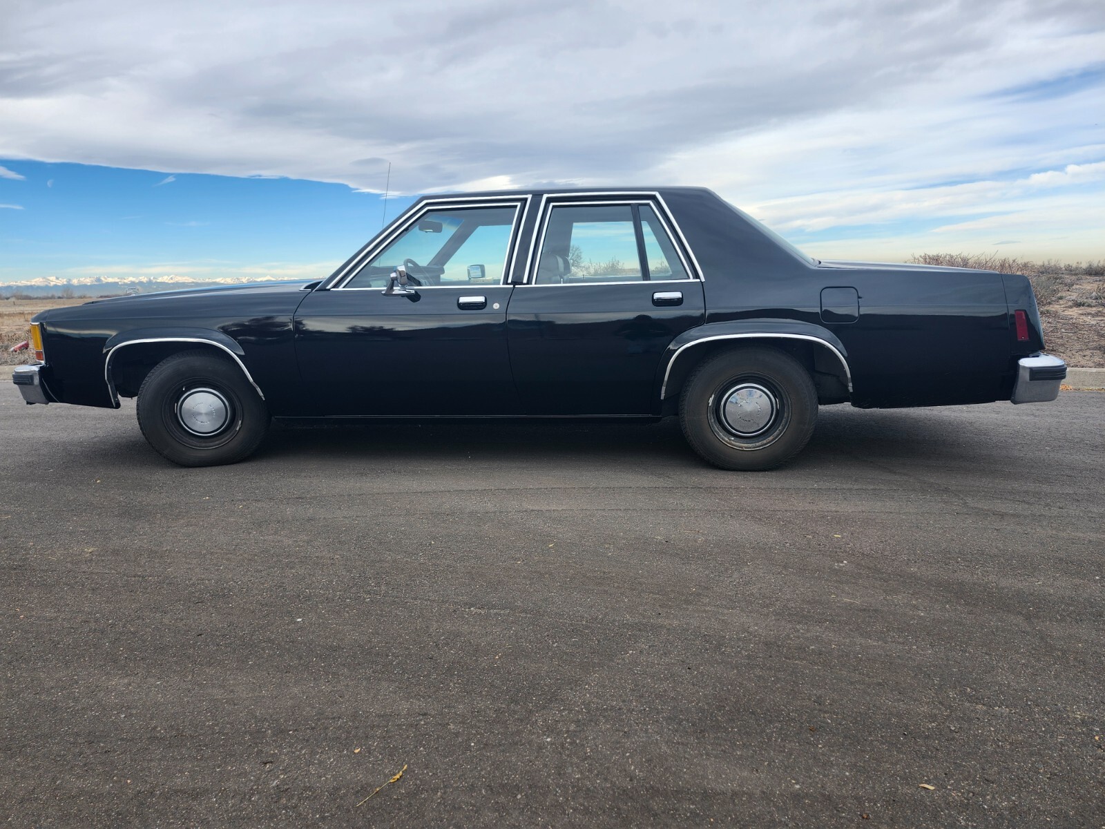 Ford-Crown-Victoria-1984-Sedan-6