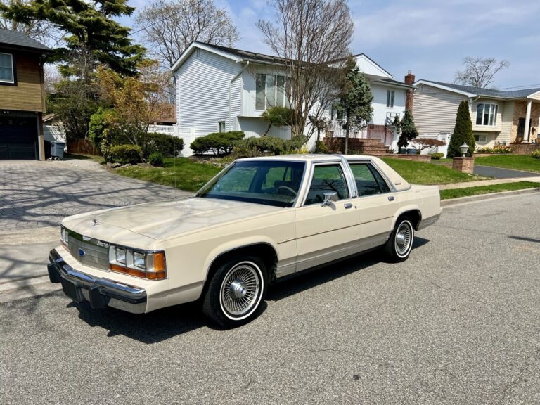 Ford Crown Victoria 1990 Sedan