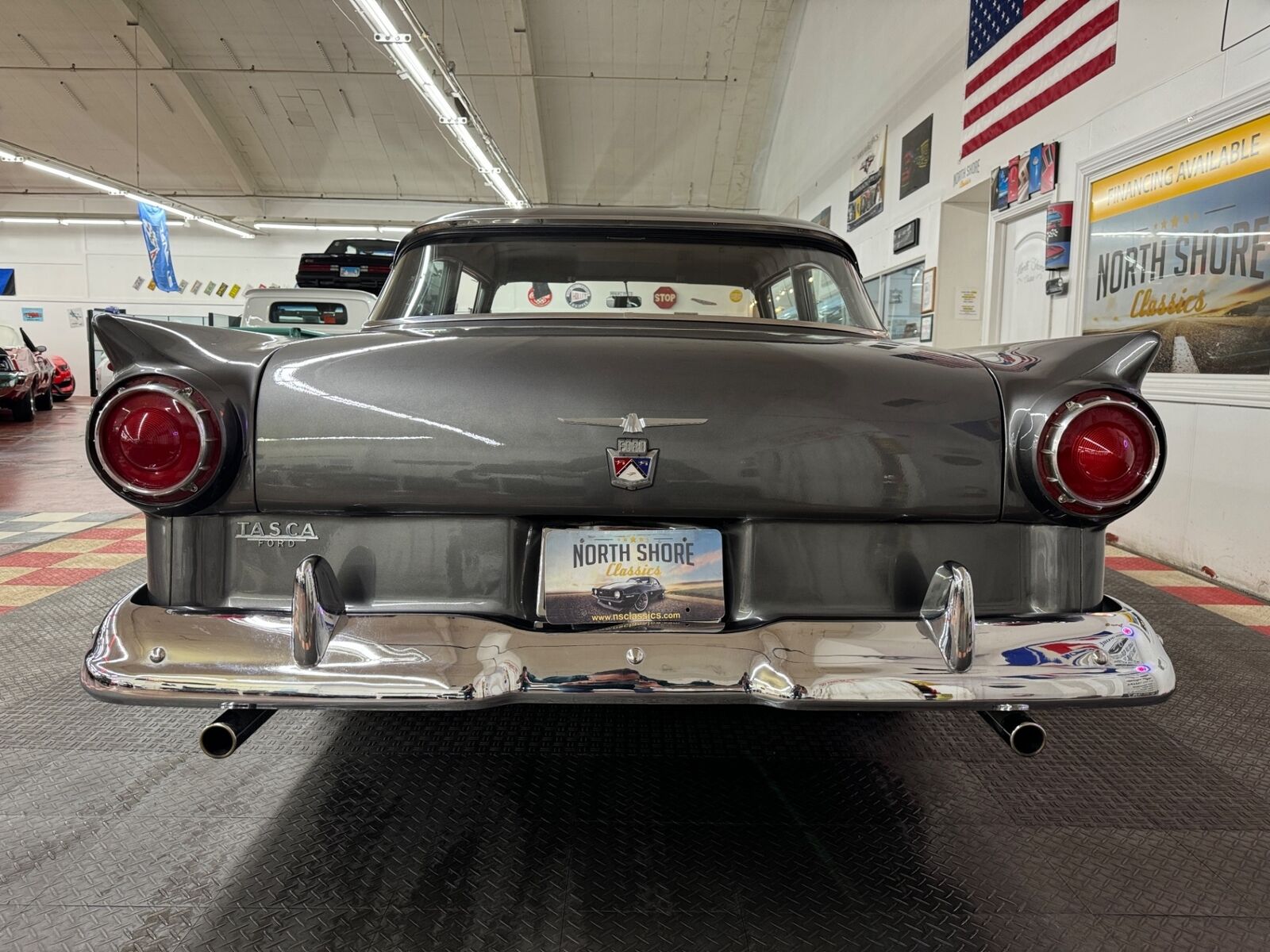 Ford-Custon-1957-2-Door-13