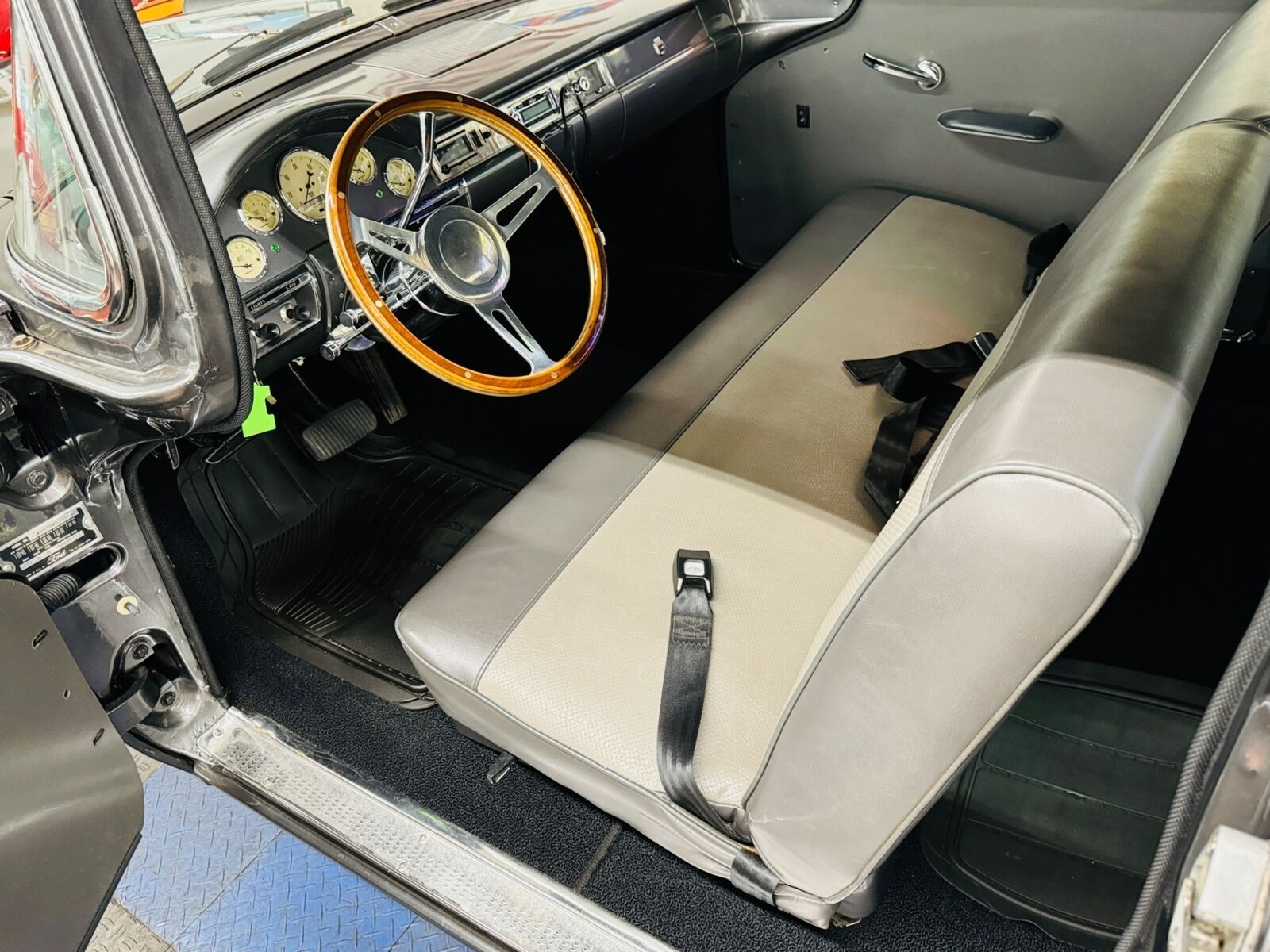 Ford-Custon-1957-2-Door-15