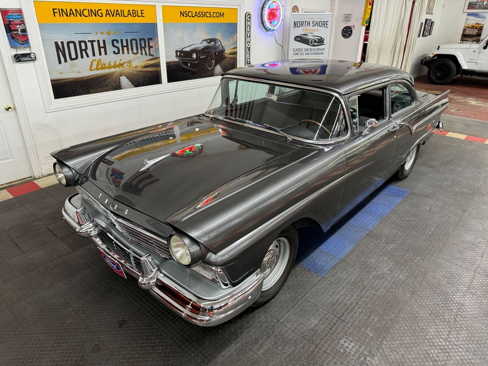 Ford-Custon-1957-2-Door-18