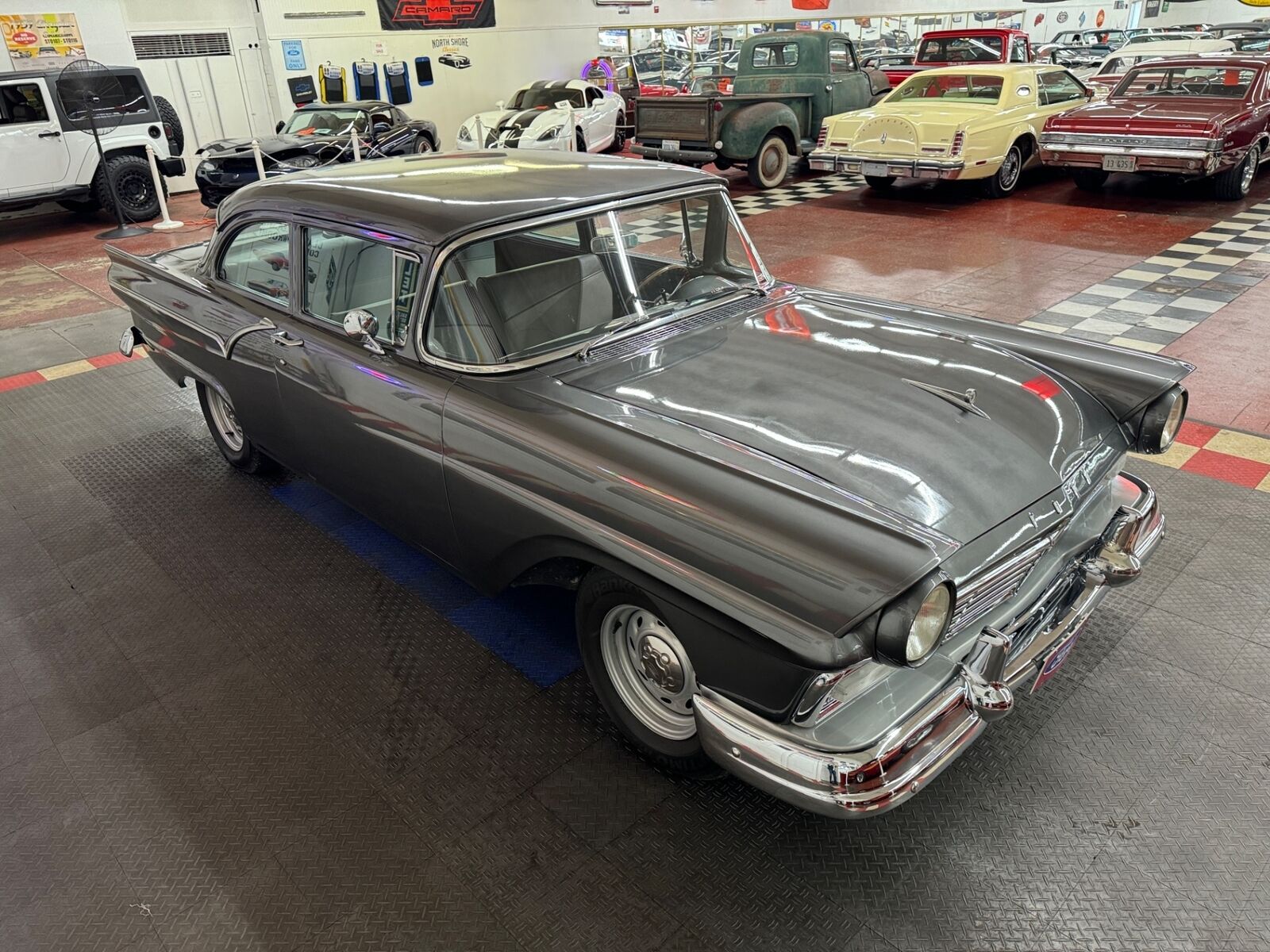 Ford-Custon-1957-2-Door-20