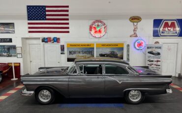 Ford-Custon-1957-2-Door-21