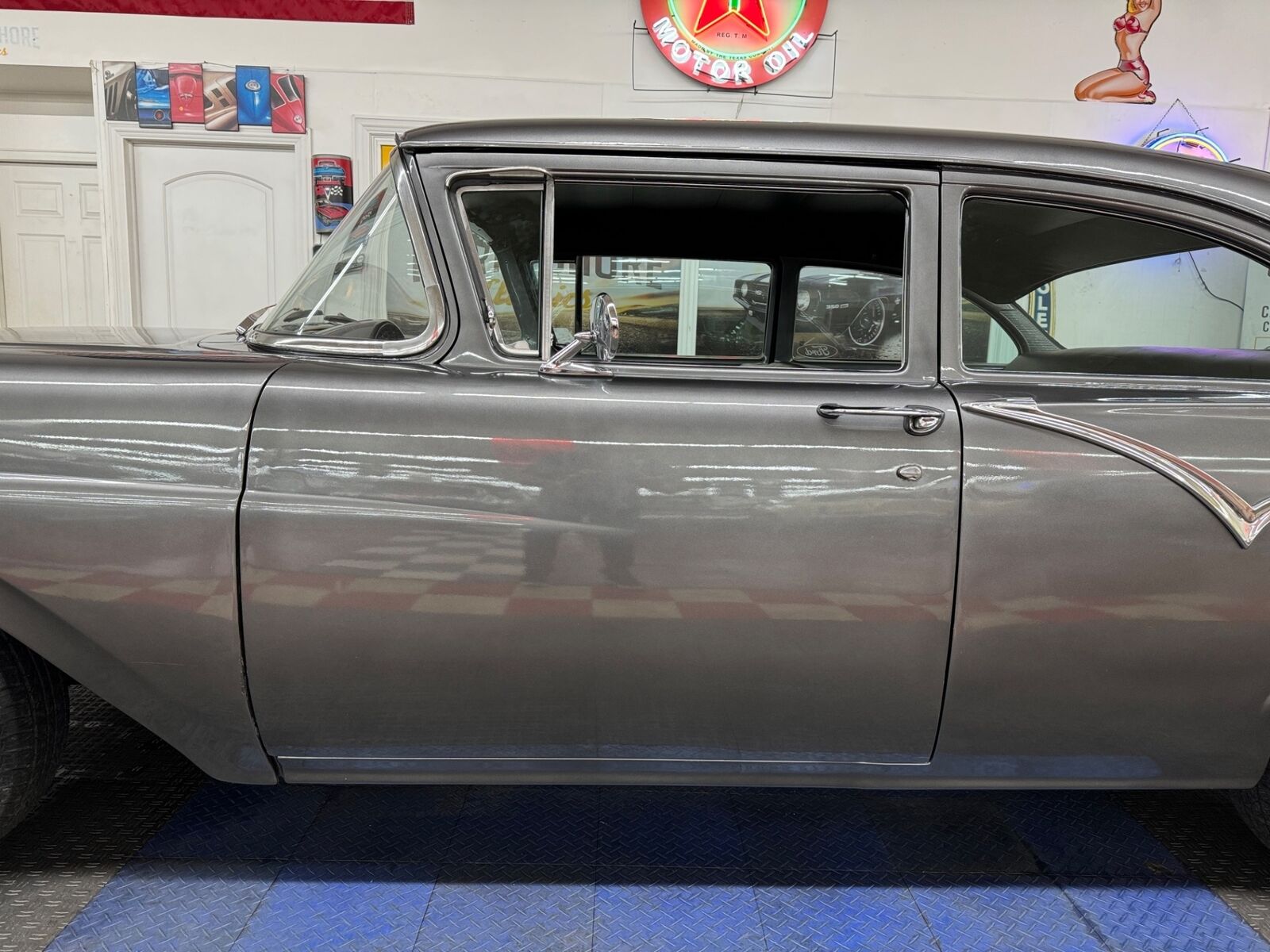 Ford-Custon-1957-2-Door-23