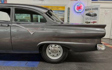 Ford-Custon-1957-2-Door-24