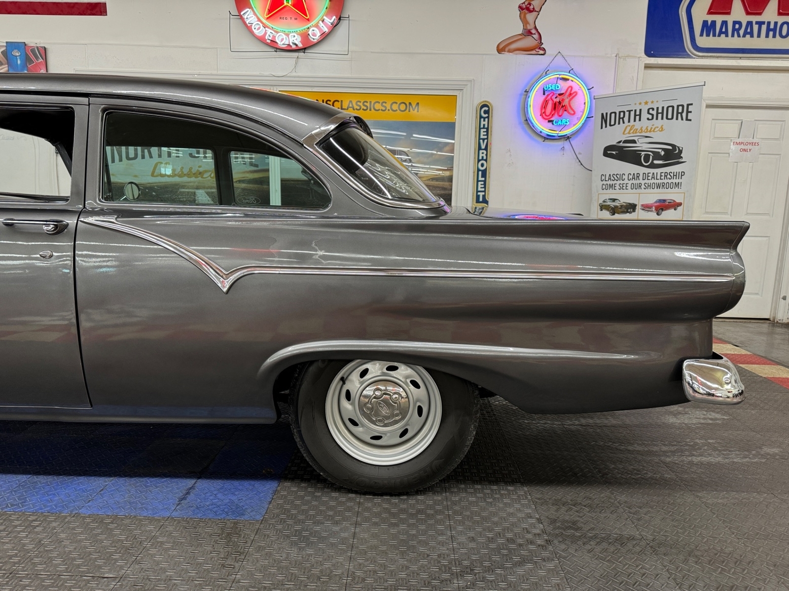 Ford-Custon-1957-2-Door-24