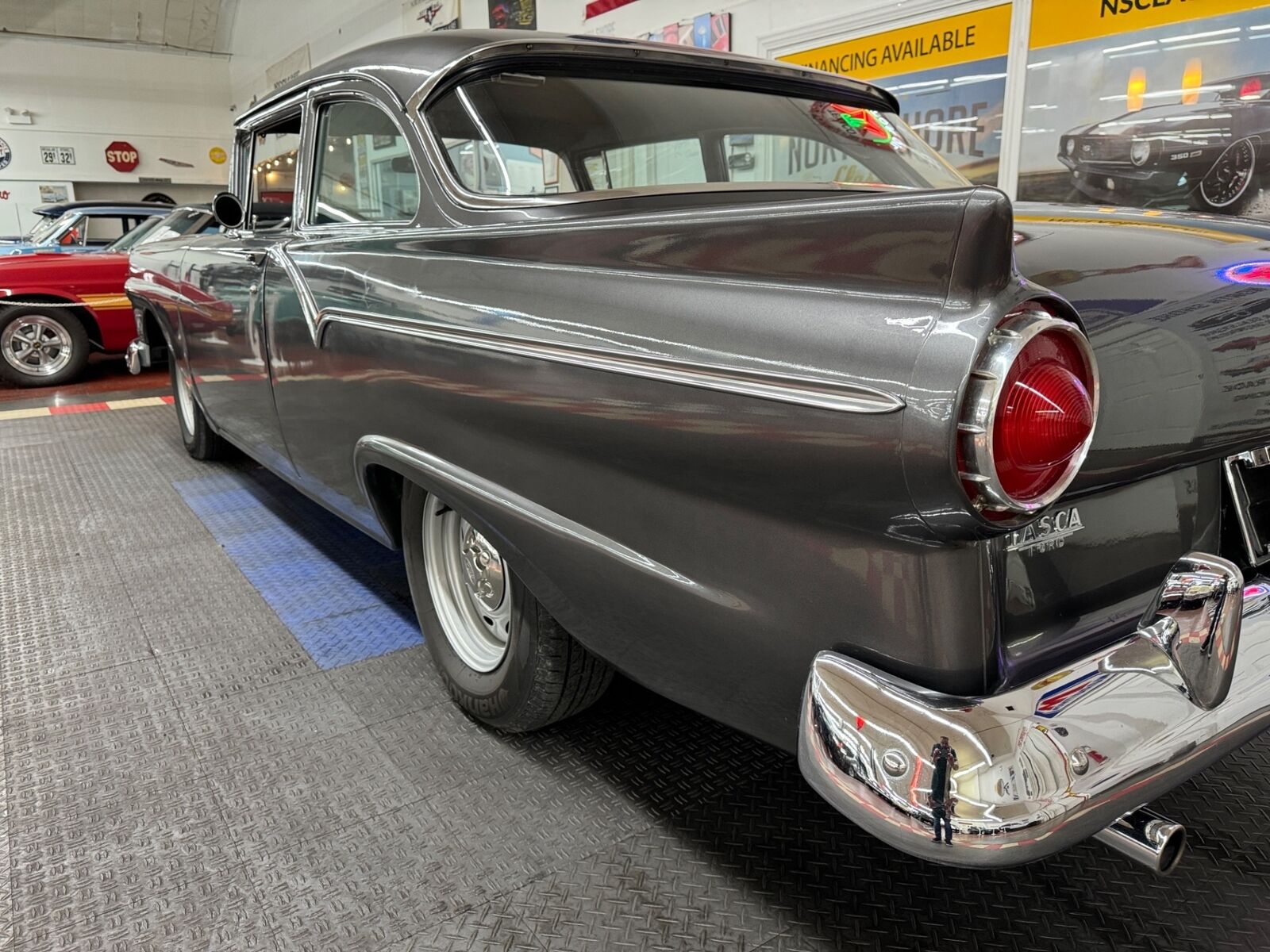 Ford-Custon-1957-2-Door-25