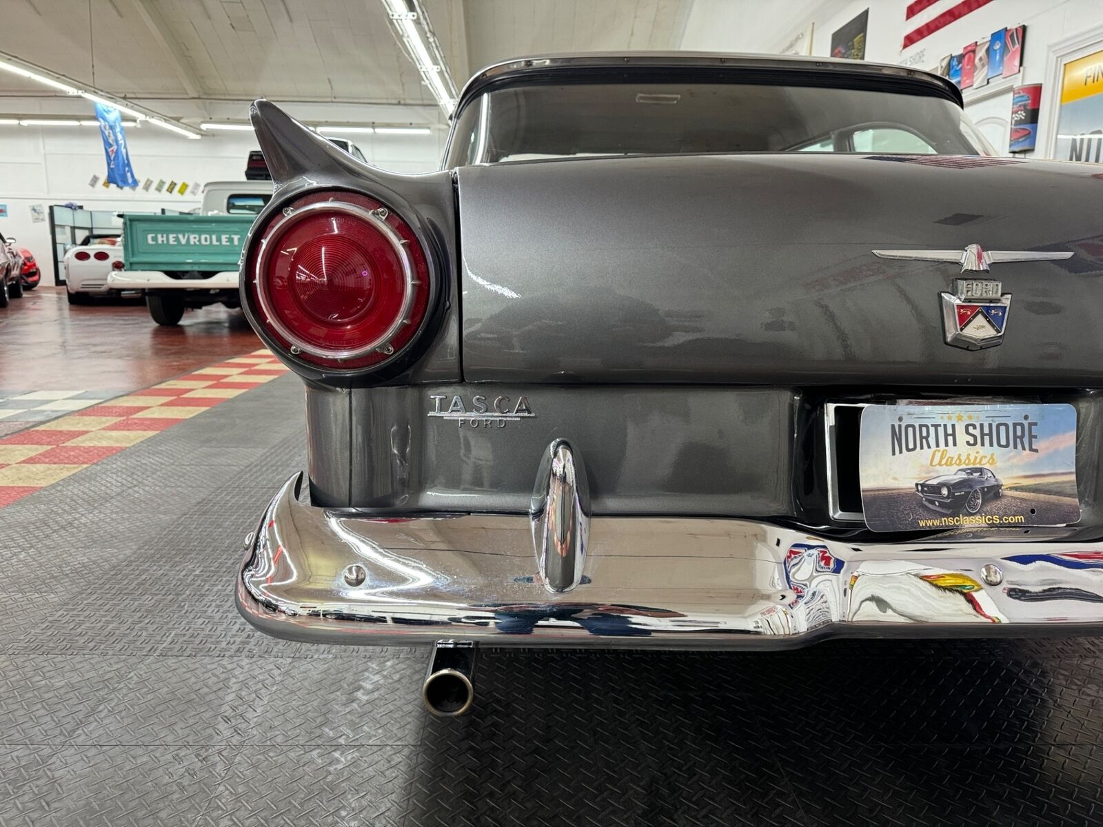 Ford-Custon-1957-2-Door-26