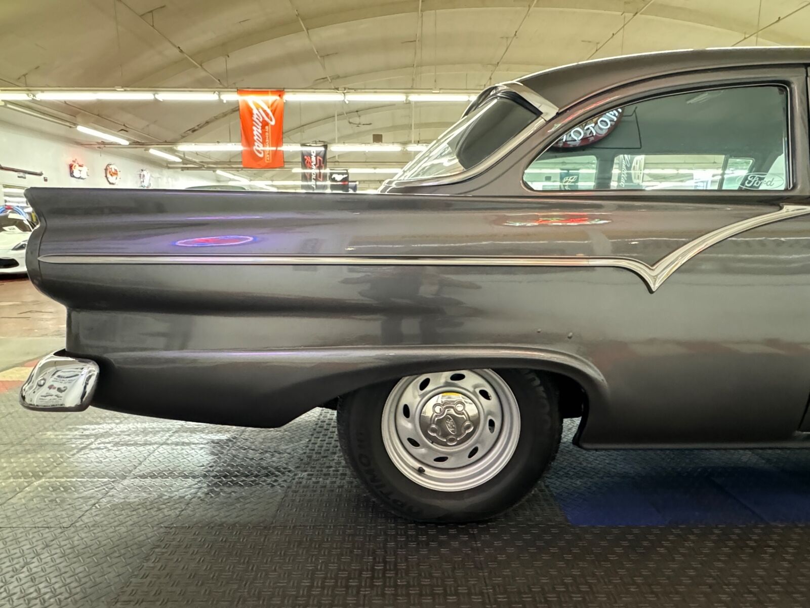 Ford-Custon-1957-2-Door-28