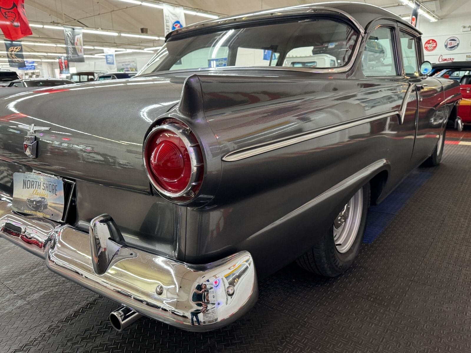 Ford-Custon-1957-2-Door-31