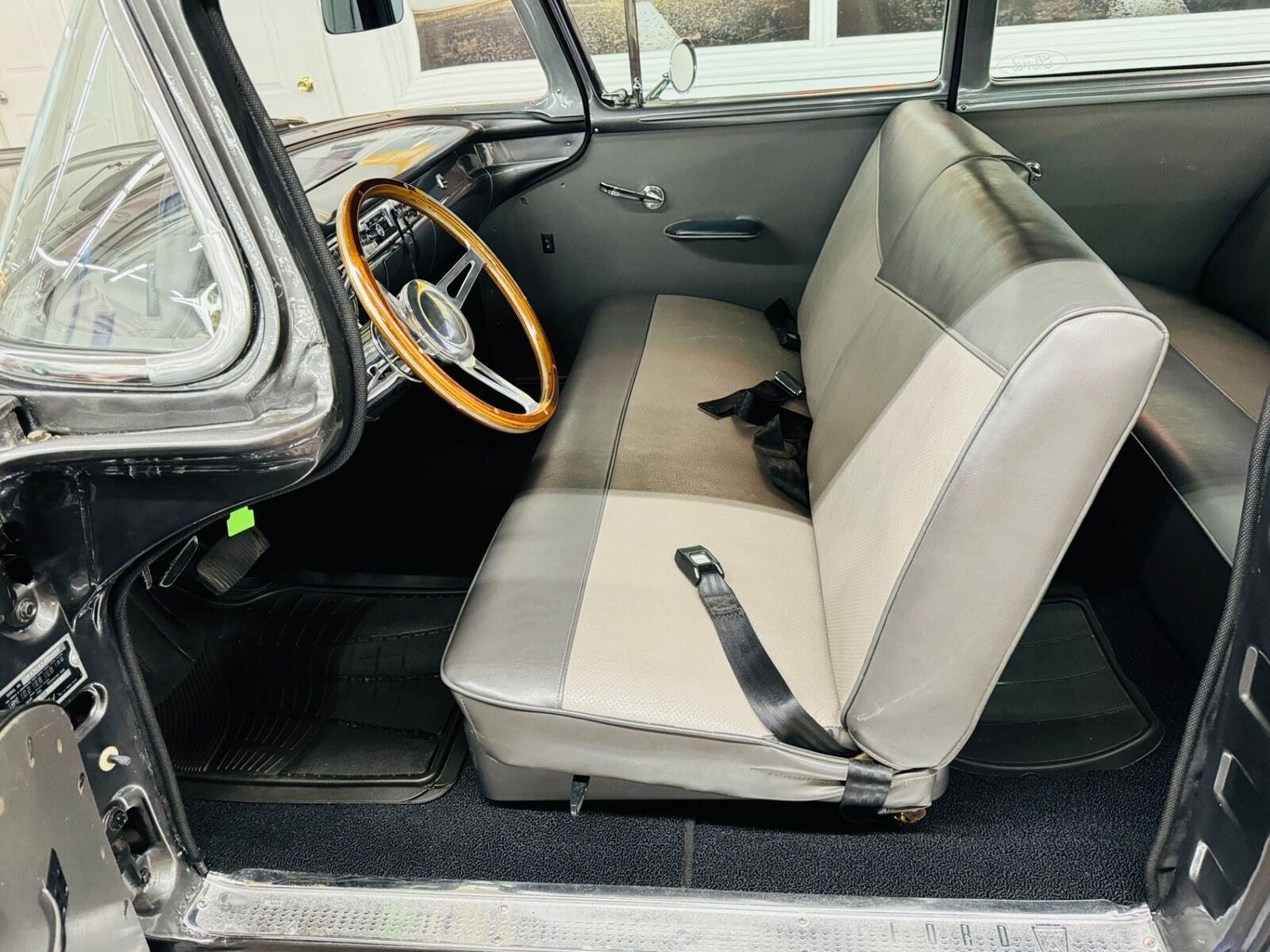 Ford-Custon-1957-2-Door-32