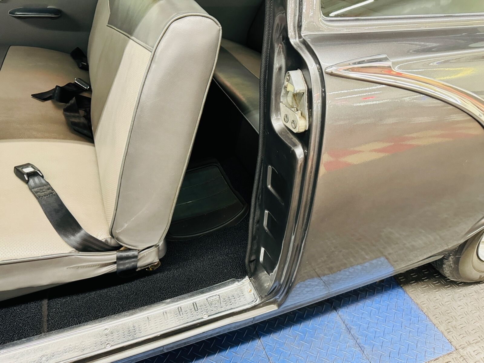 Ford-Custon-1957-2-Door-33