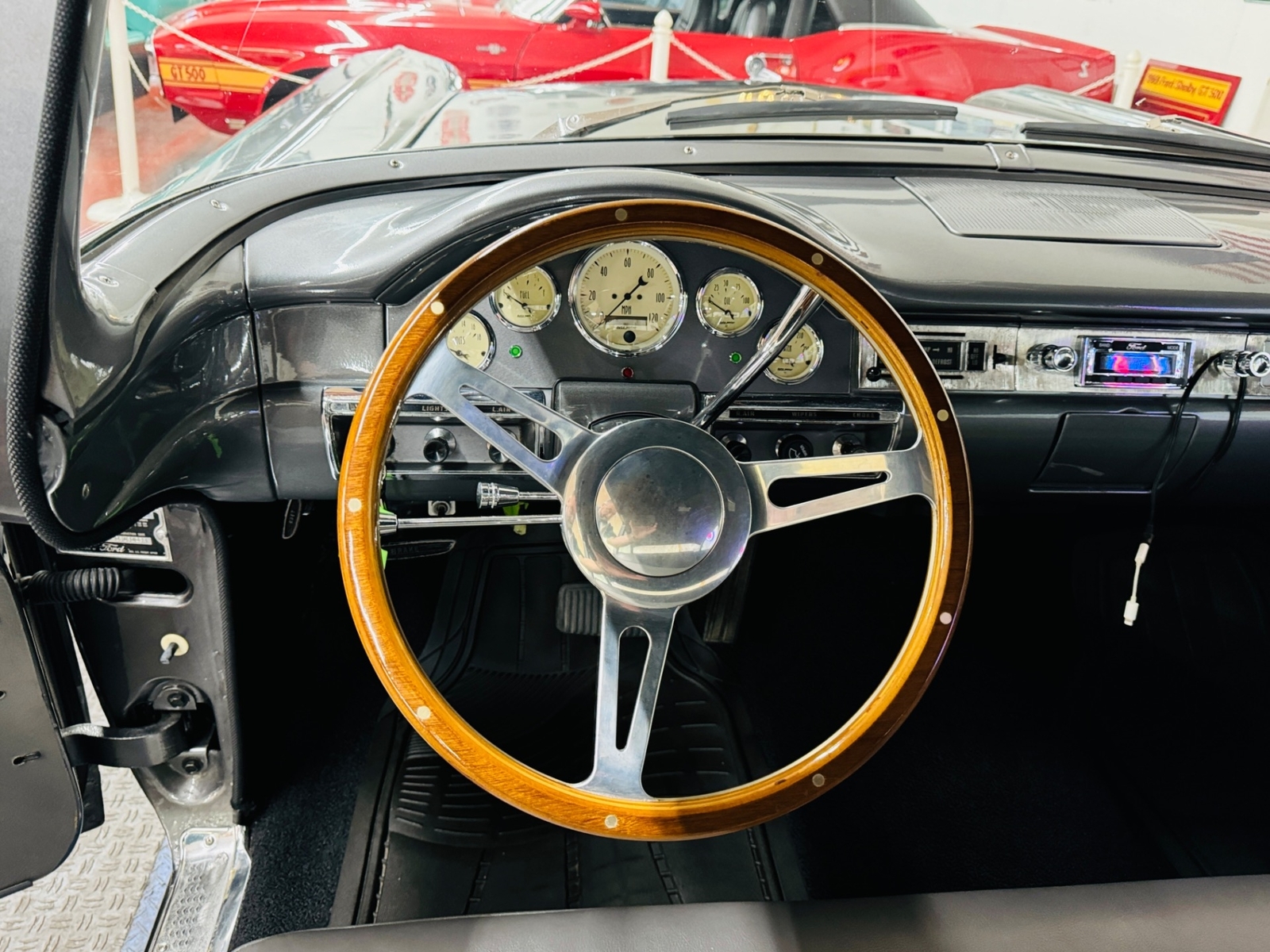 Ford-Custon-1957-2-Door-34