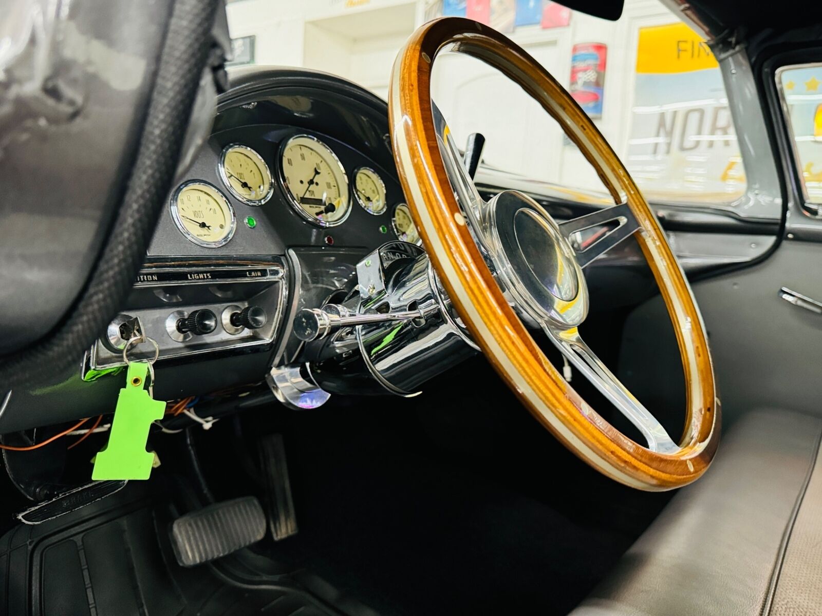 Ford-Custon-1957-2-Door-36