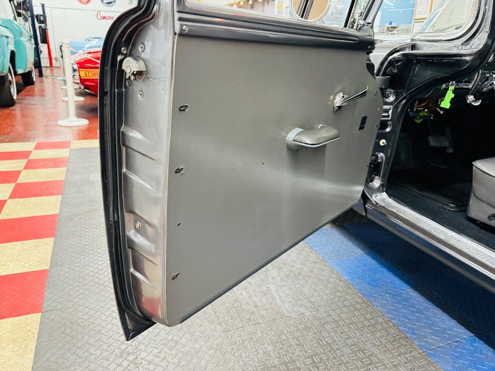 Ford-Custon-1957-2-Door-38