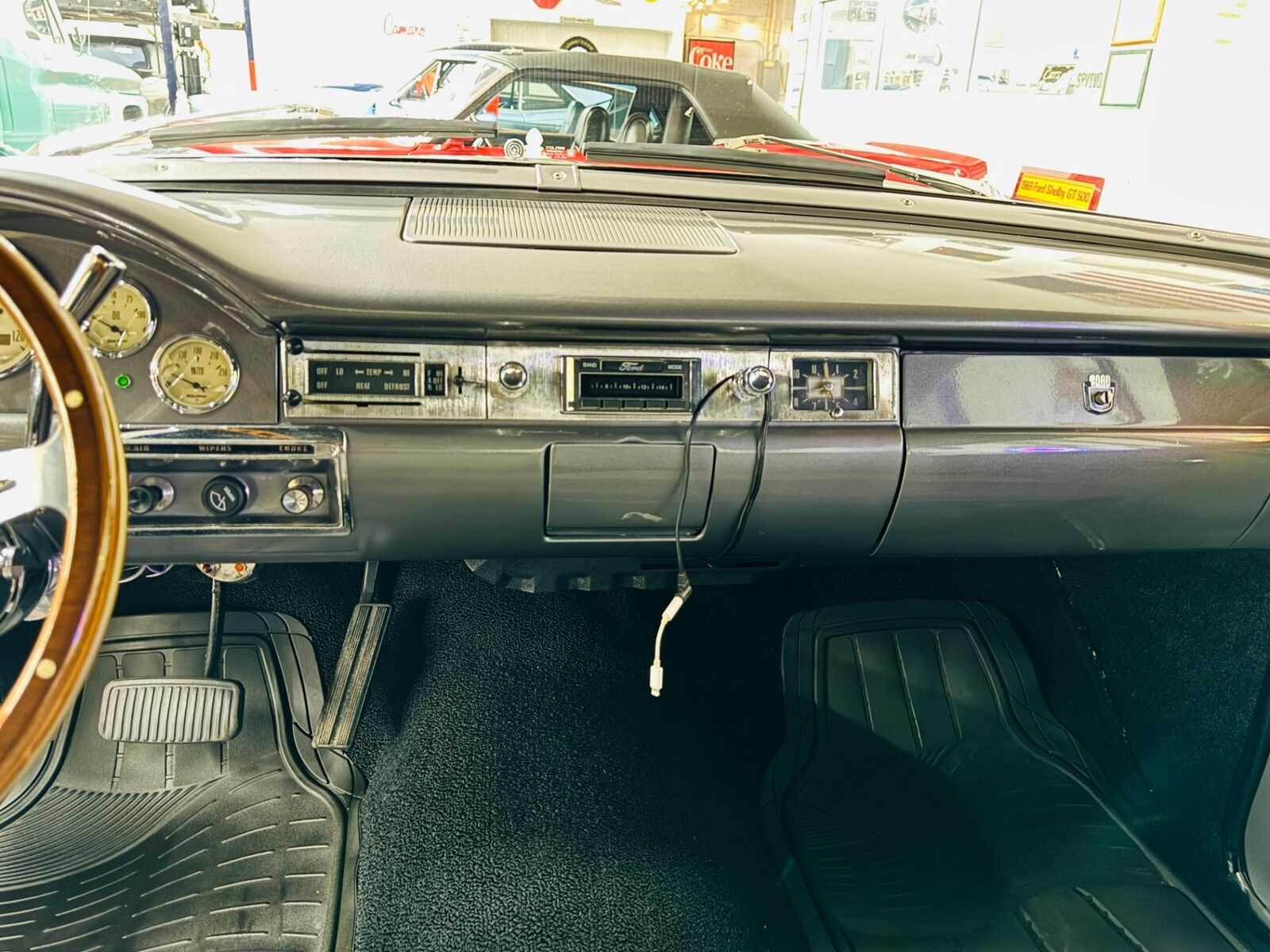Ford-Custon-1957-2-Door-39
