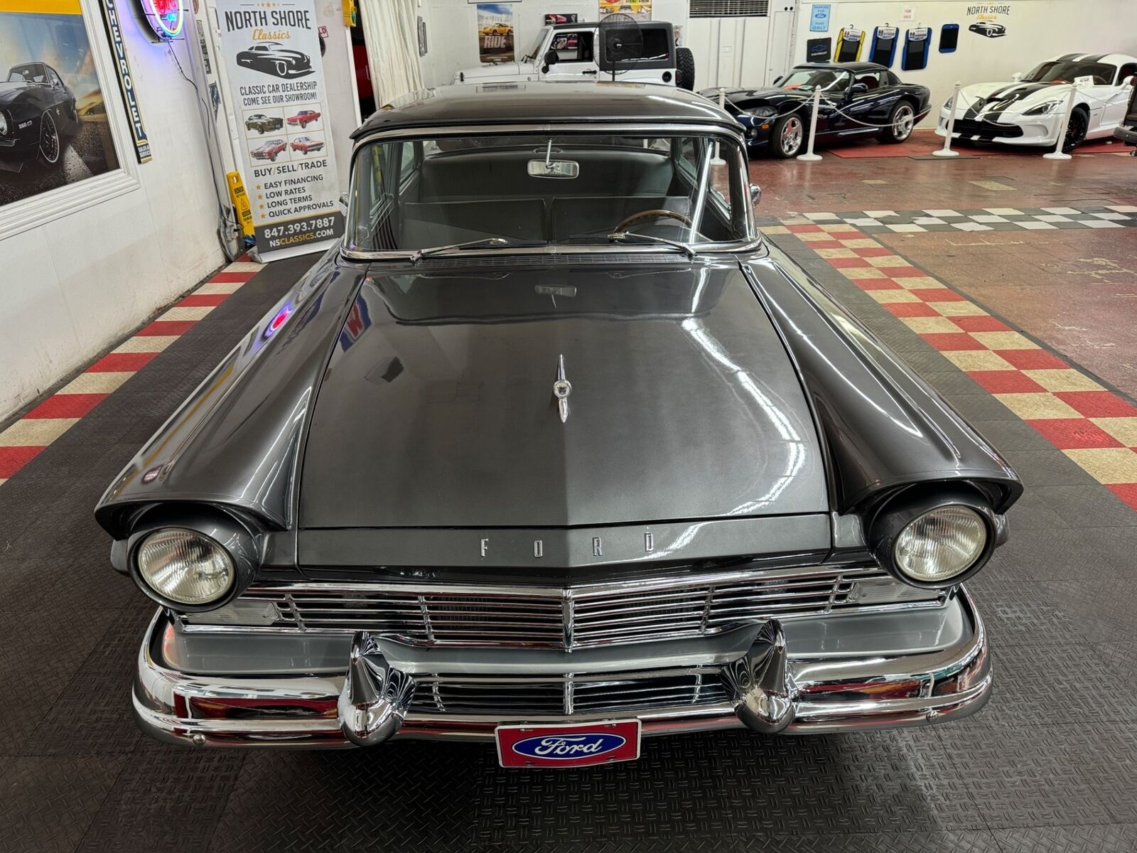 Ford-Custon-1957-2-Door-4
