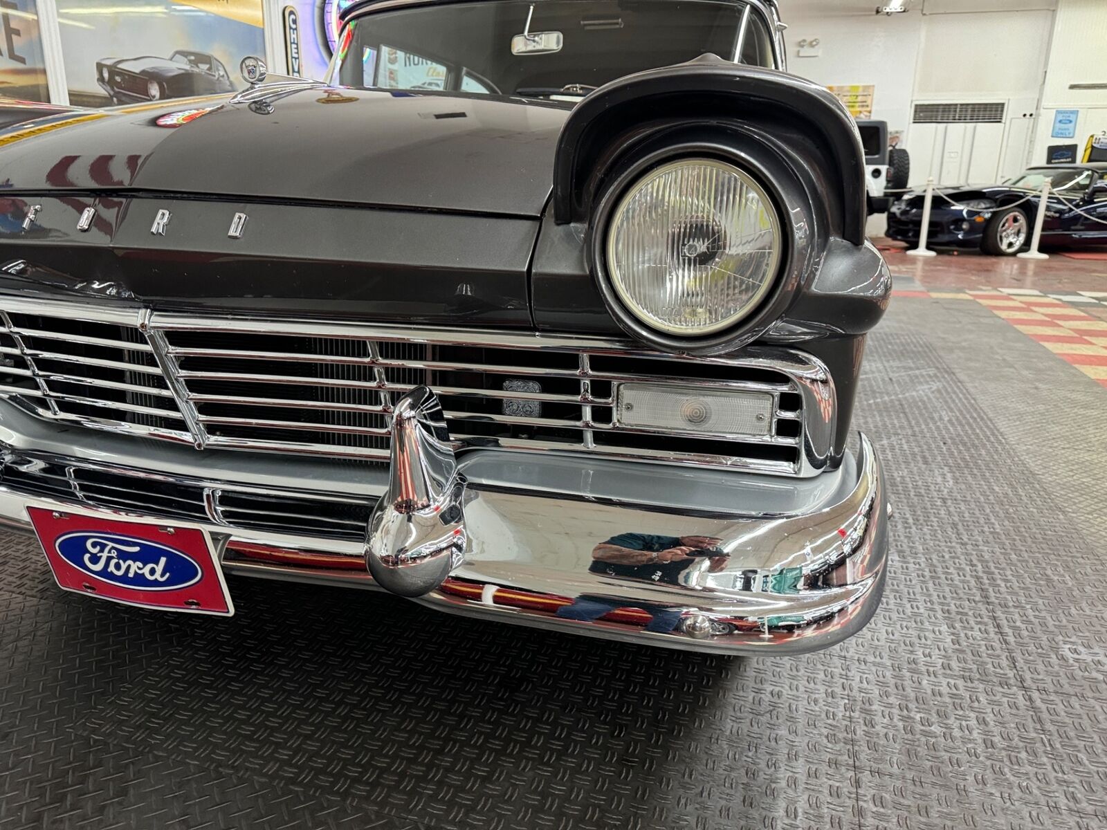 Ford-Custon-1957-2-Door-8