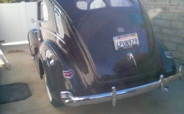 Ford-Delux-sedan-1940-black-1
