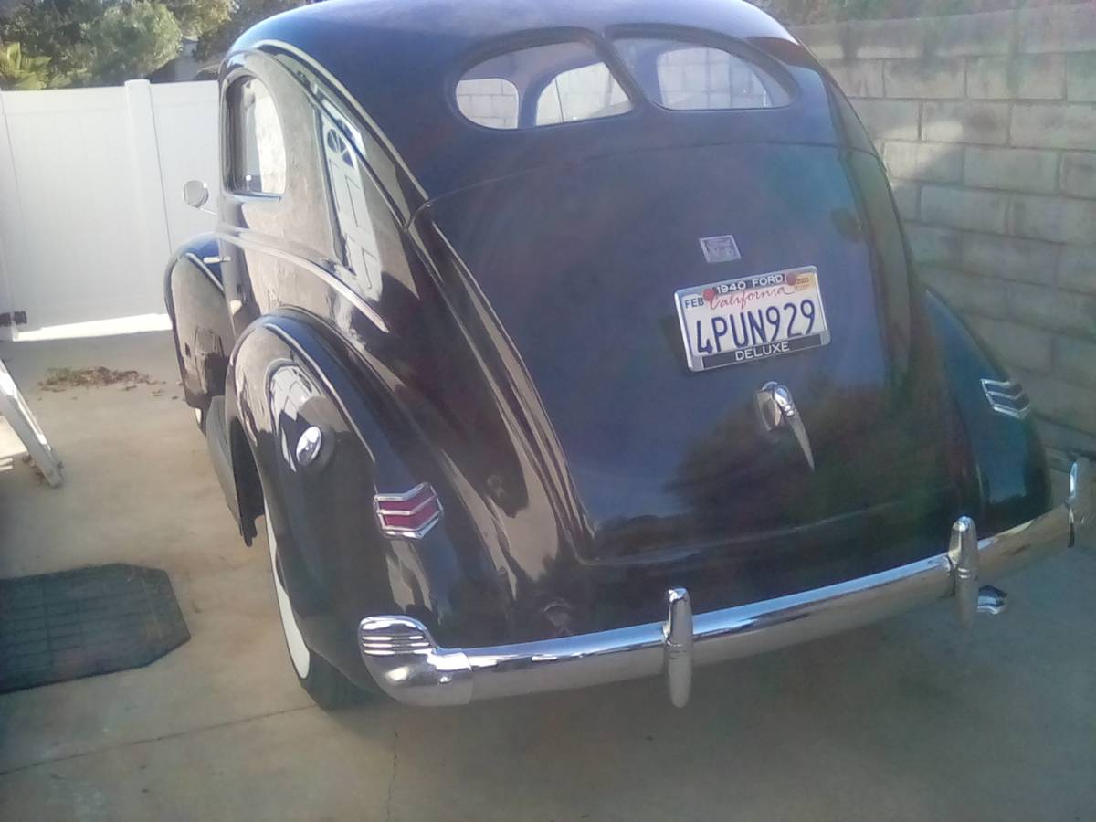 Ford-Delux-sedan-1940-black-1