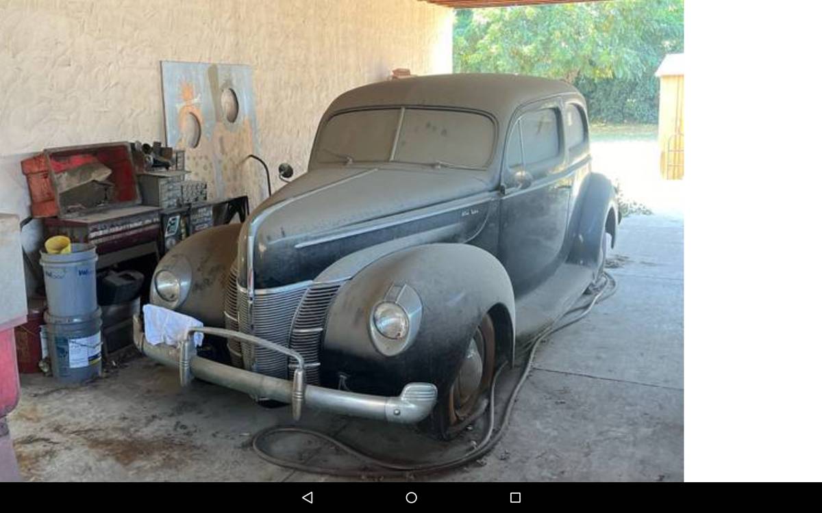 Ford-Delux-sedan-1940-black-10