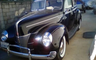 Ford-Delux-sedan-1940-black-15