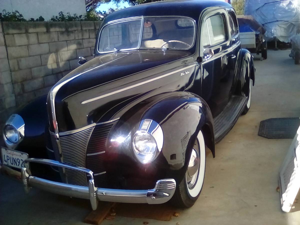 Ford-Delux-sedan-1940-black-15