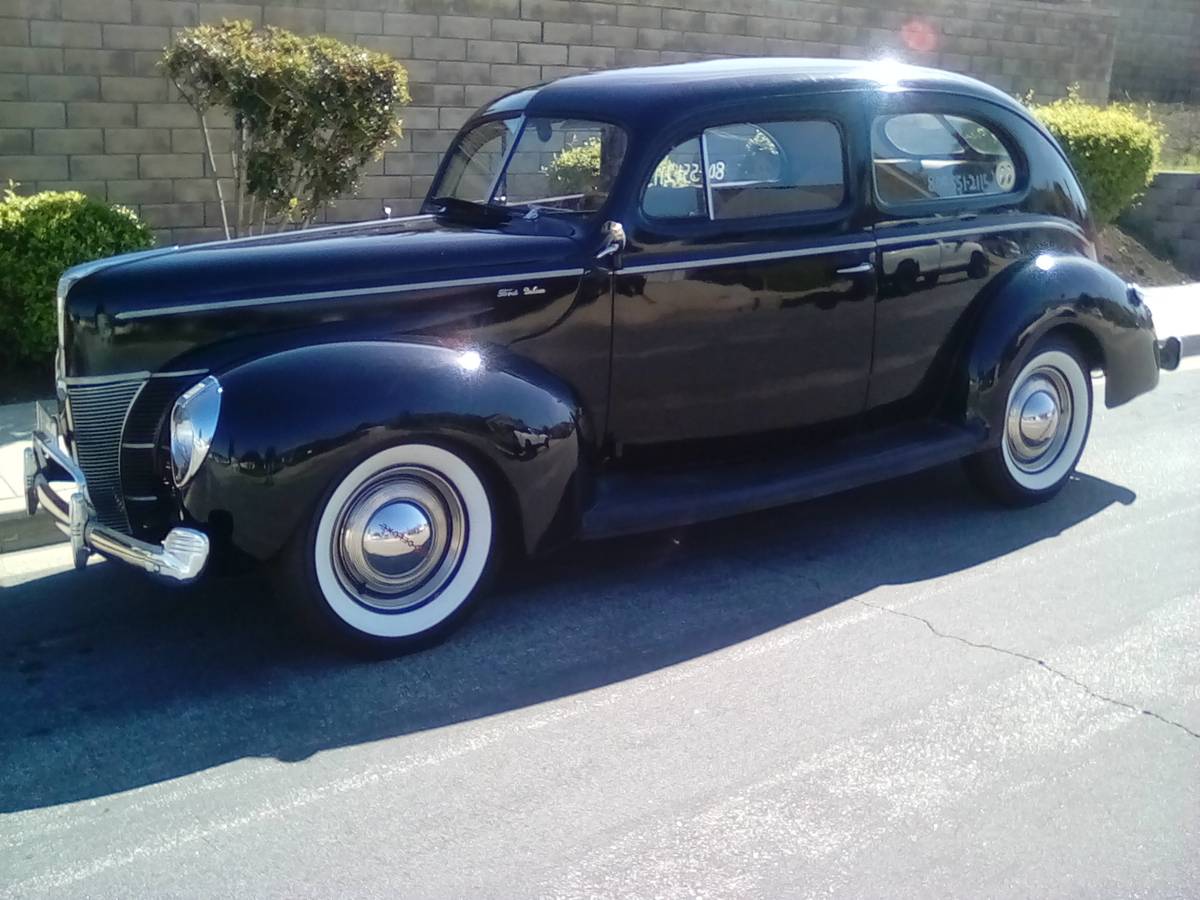 Ford-Delux-sedan-1940-black