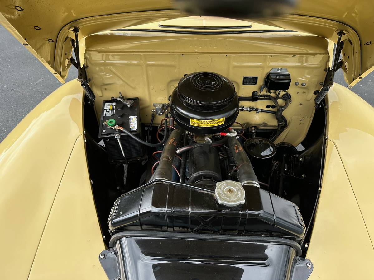 Ford-Deluxe-convertible-1947-yellow-10