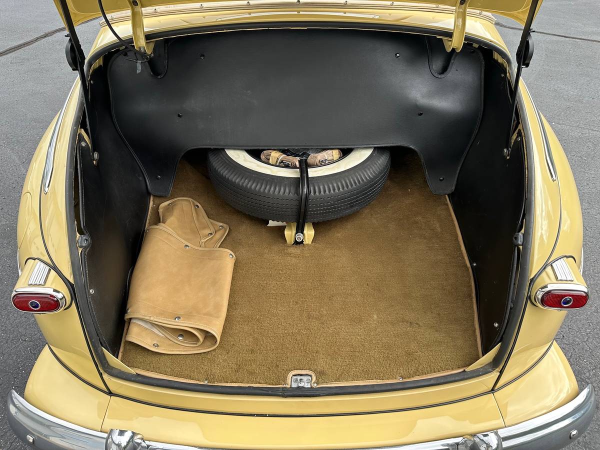 Ford-Deluxe-convertible-1947-yellow-9