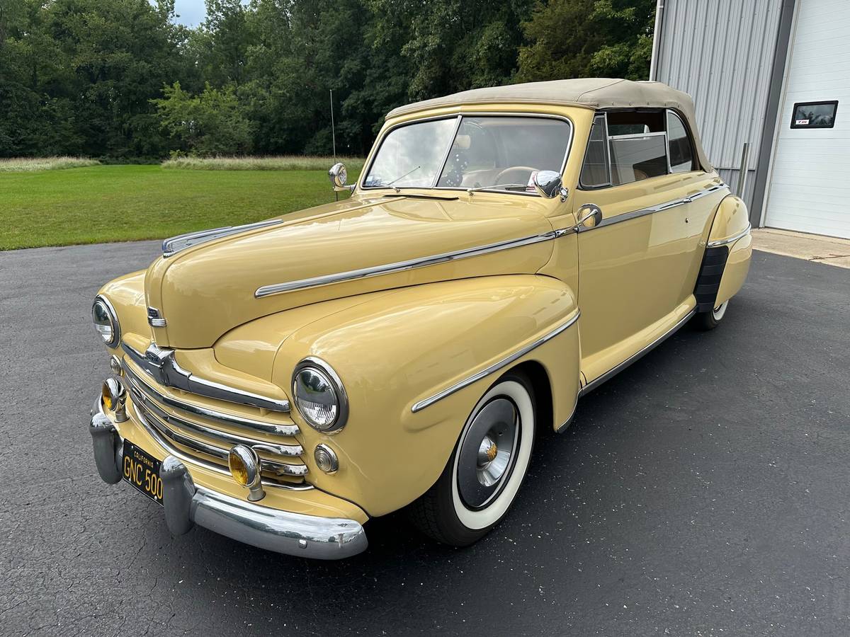 Ford-Deluxe-convertible-1947-yellow
