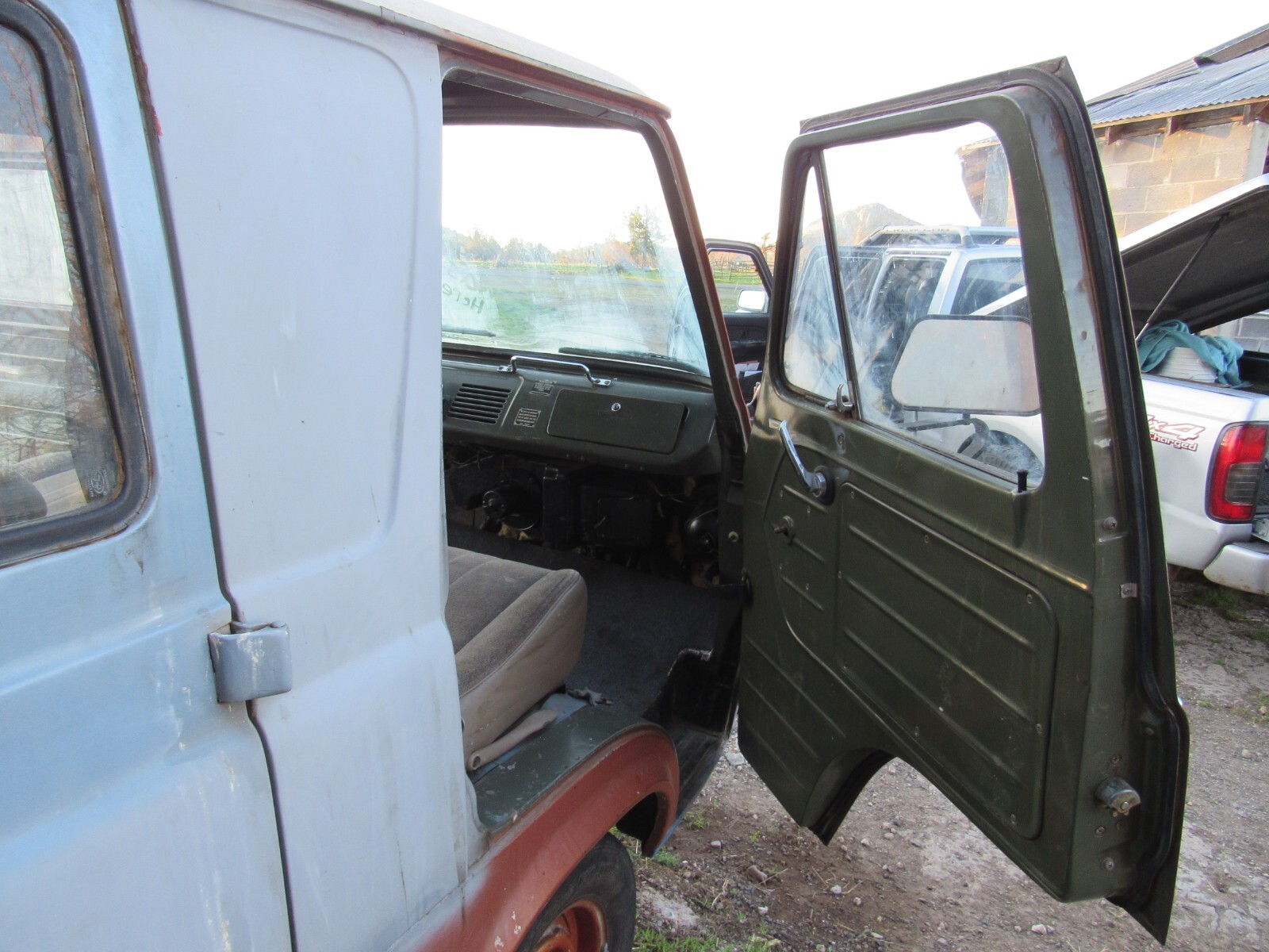 Ford-E-Series-Van-1966-Heavy-Duty-Van-with-windowed-rear-doors-solid-side-doors-20