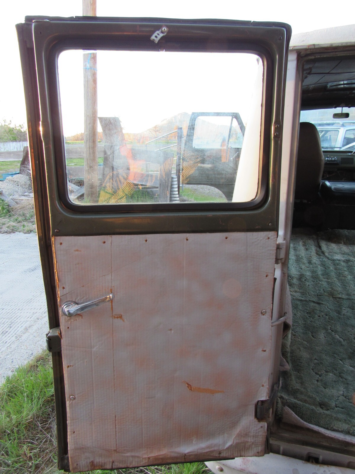 Ford-E-Series-Van-1966-Heavy-Duty-Van-with-windowed-rear-doors-solid-side-doors-9