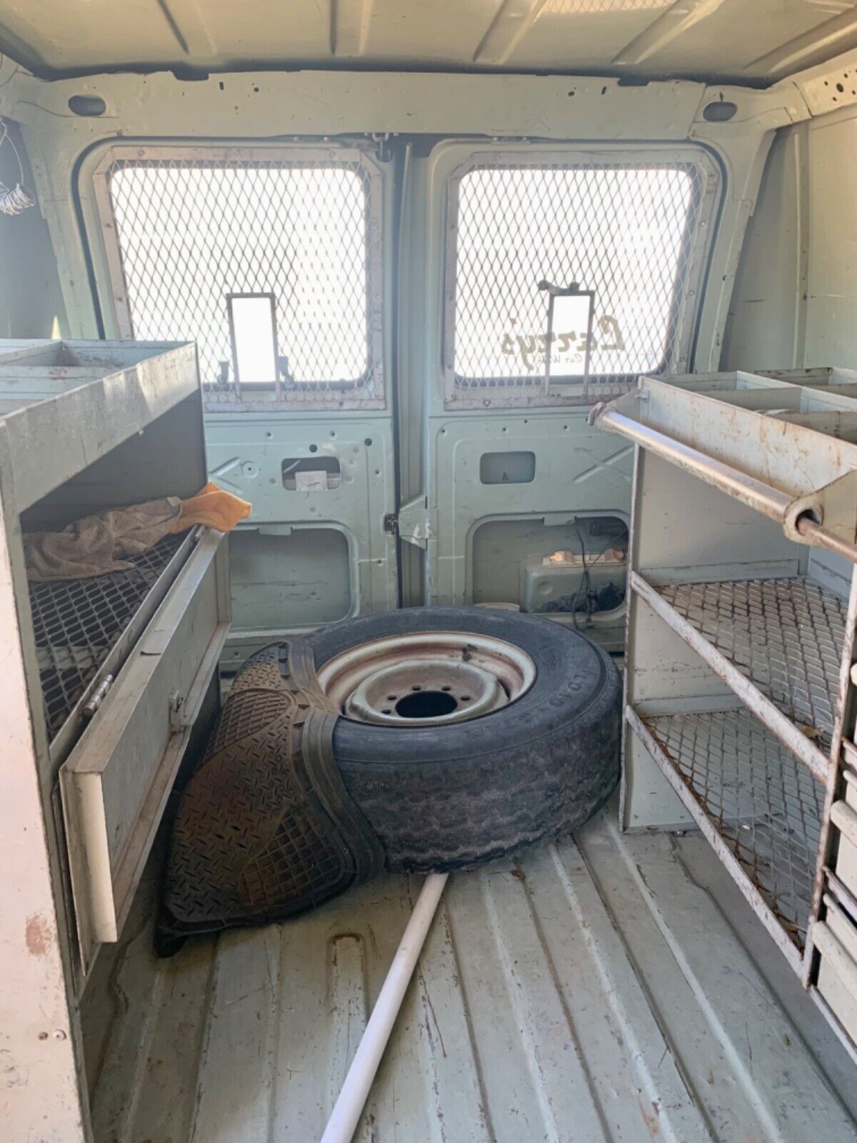 Ford-E-Series-Van-1988-Utility-4