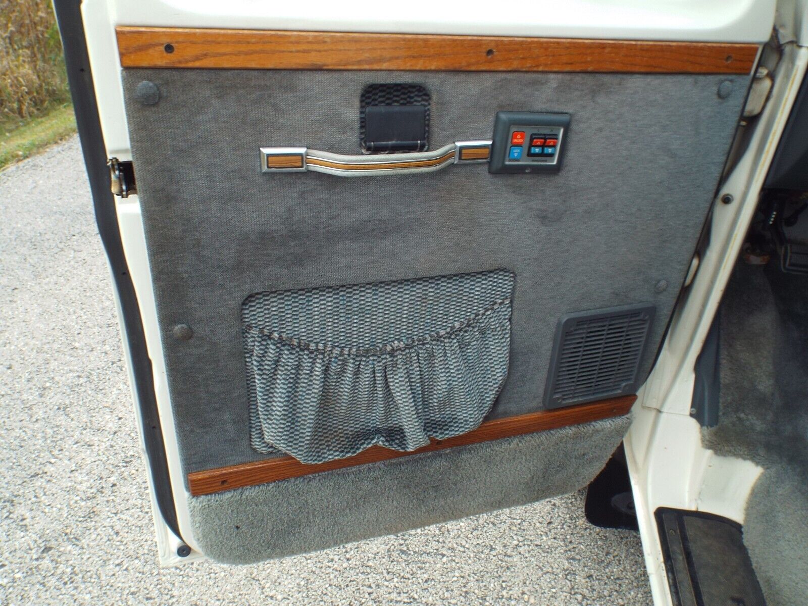 Ford-E-Series-Van-1990-Standard-Passenger-Van-11