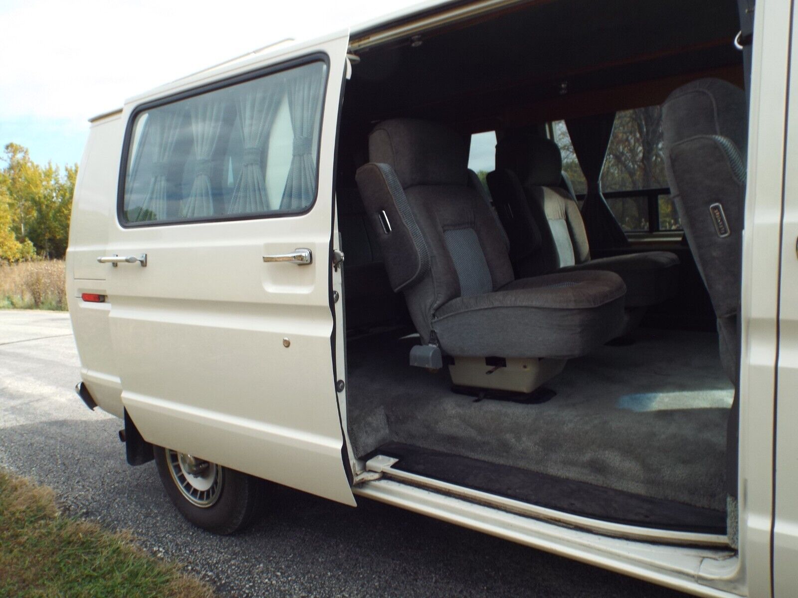 Ford-E-Series-Van-1990-Standard-Passenger-Van-15