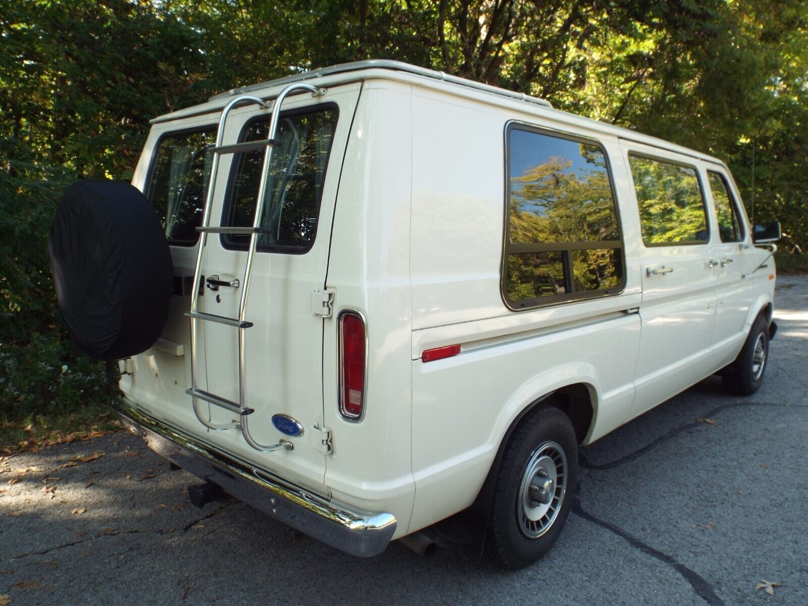 Ford-E-Series-Van-1990-Standard-Passenger-Van-19