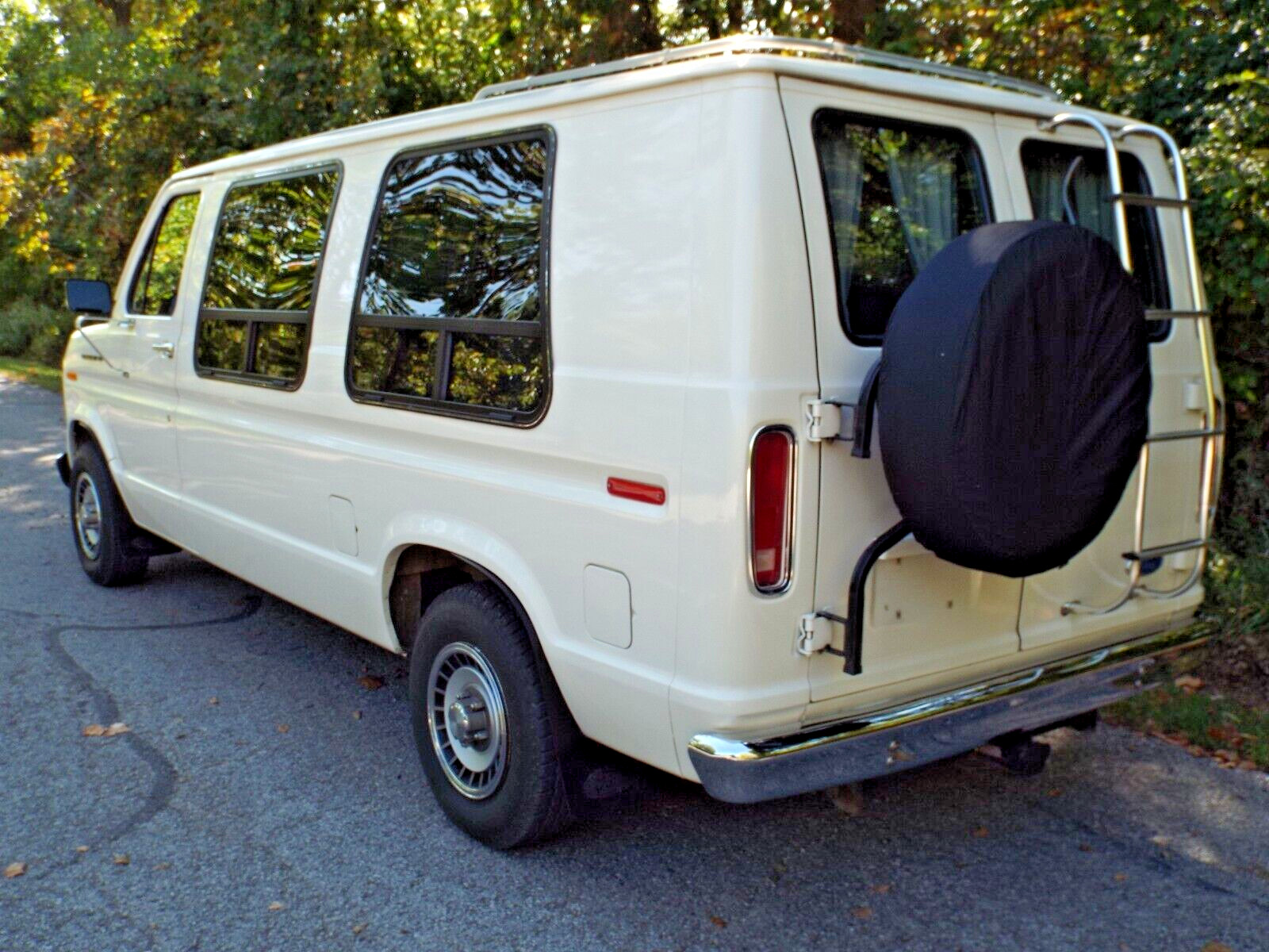 Ford-E-Series-Van-1990-Standard-Passenger-Van-3