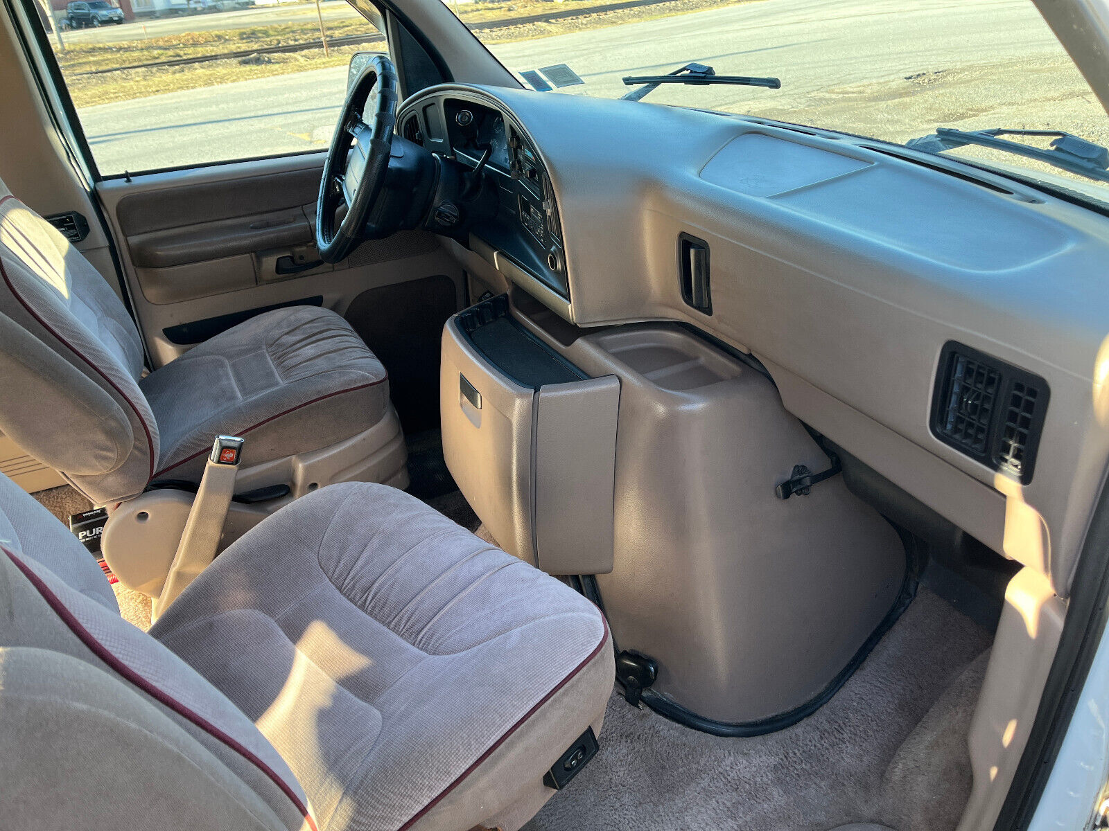 Ford-E-Series-Van-1995-Standard-Passenger-Van-16