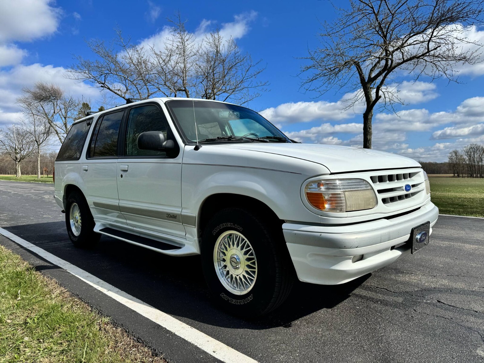 Ford-Explorer-1995-SUV-1