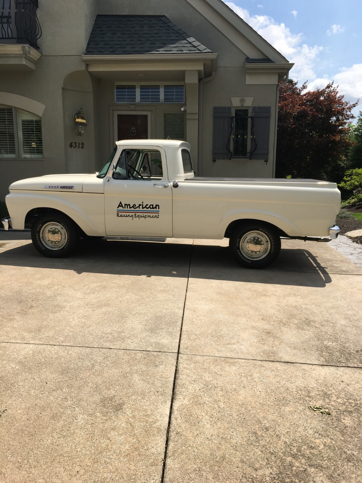 Ford-F-100-1962-Standard-Cab-Pickup-1
