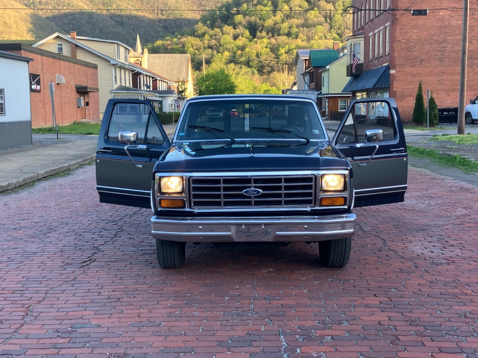 Ford-F-150-1985-Standard-Cab-Pickup-1