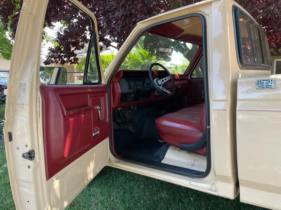 Ford-F-150-1985-Standard-Cab-Pickup-1