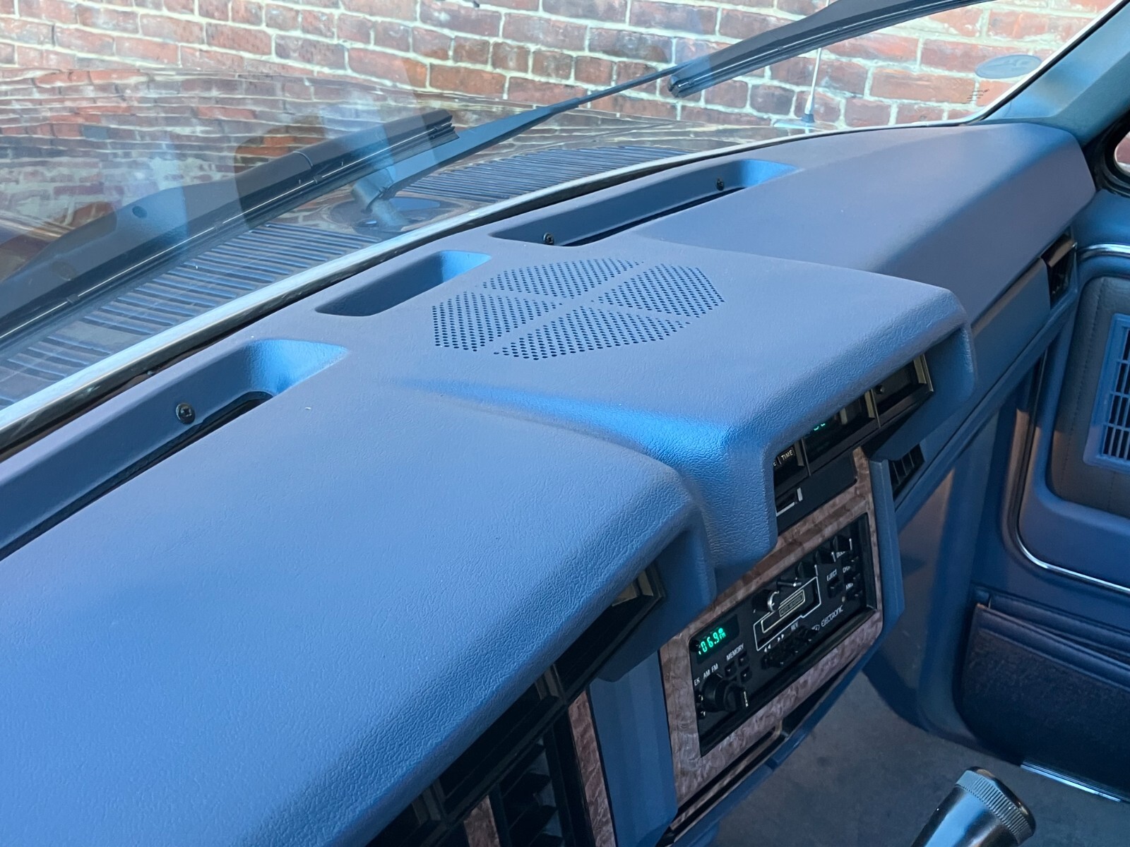 Ford-F-150-1985-Standard-Cab-Pickup-10