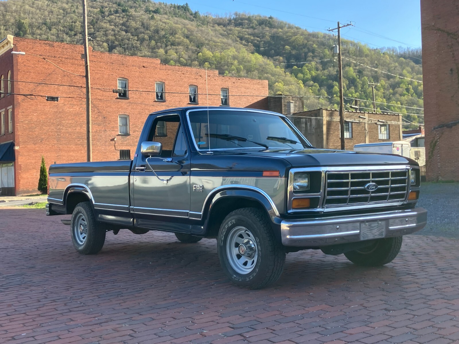 Ford-F-150-1985-Standard-Cab-Pickup
