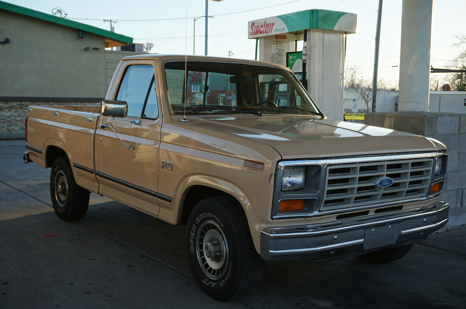 Ford-F-150-1985-Standard-Cab-Pickup-2
