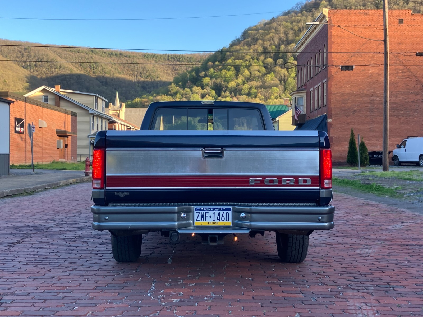 Ford-F-150-1985-Standard-Cab-Pickup-3