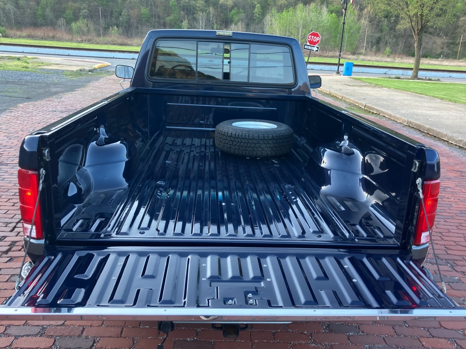 Ford-F-150-1985-Standard-Cab-Pickup-4