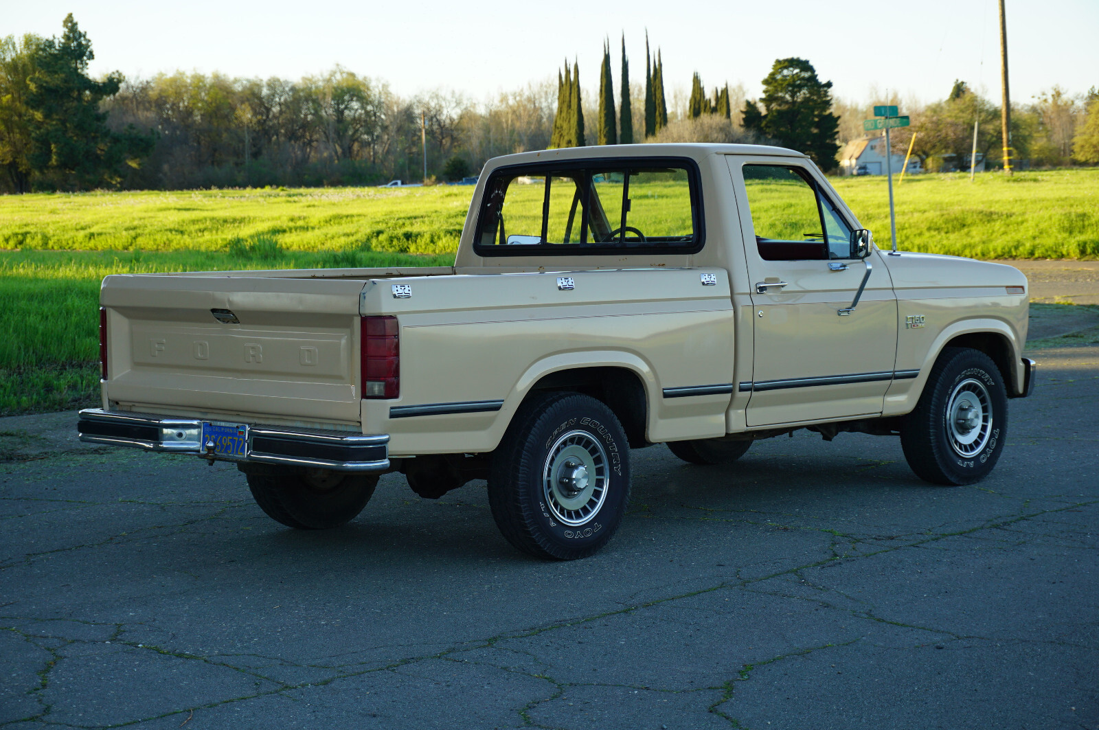 Ford-F-150-1985-Standard-Cab-Pickup-4