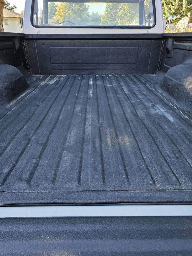 Ford-F-150-short-box-1979-grey-1
